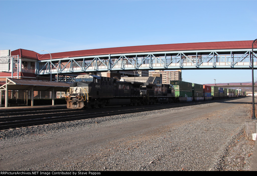 NS 4546 and 4826 lead train 257 west